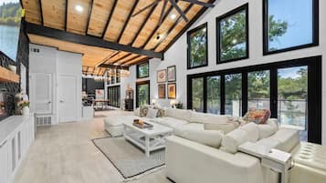 Smart TV, fireplace, stereo