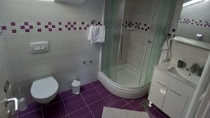 Ein Badezimmer mit Toilette, Dusche und Waschbecken.