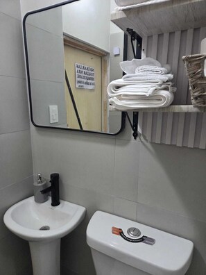 Dusche, Handtücher, Toilettenpapier