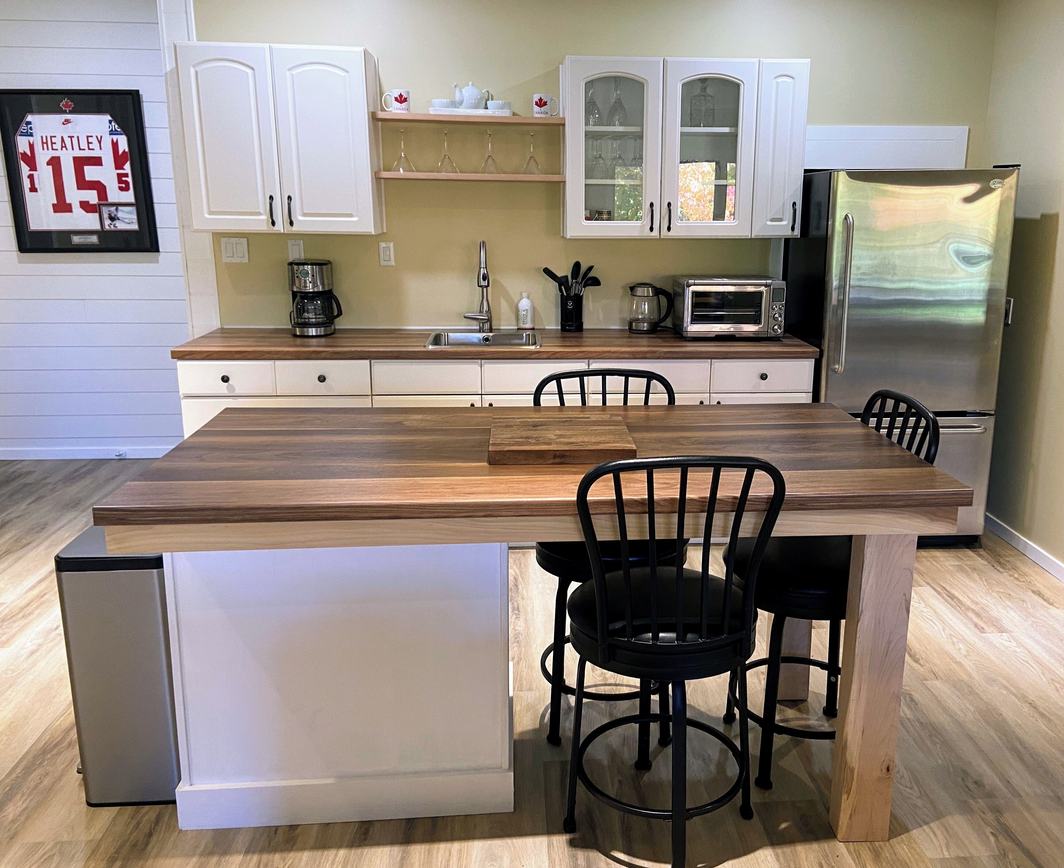 Fridge, microwave, oven, coffee/tea maker