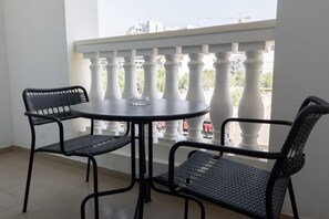 1 bedroom, Internet - JVC 1 bed Sleeps 4 With Swimming Pool (Dubai)