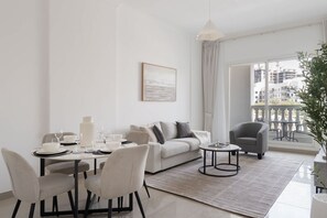 1 bedroom, Internet - JVC 1 bed Sleeps 4 With Swimming Pool (Dubai)