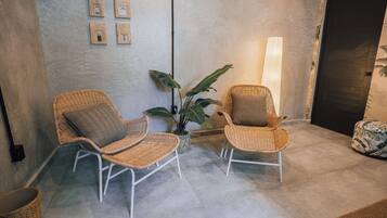 Habitación individual, vistas a la piscina | Caja fuerte, tabla de planchar con plancha, wifi gratis