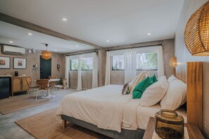 Habitación individual, vista a la alberca | Caja de seguridad en la habitación y tabla de planchar con plancha