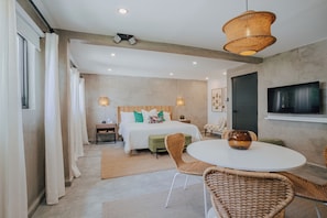 Habitación individual, vista a la alberca | Caja de seguridad en la habitación y tabla de planchar con plancha