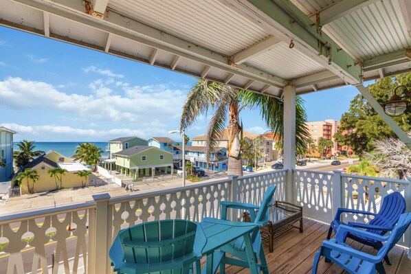 Property grounds - Spacious 4BR/3BA Townhouse Steps from the Beach (Indian Shores)