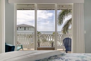 4 bedrooms, iron/ironing board, travel cot, free WiFi - Spacious 4BR/3BA Townhouse Steps from the Beach (Indian Shores)