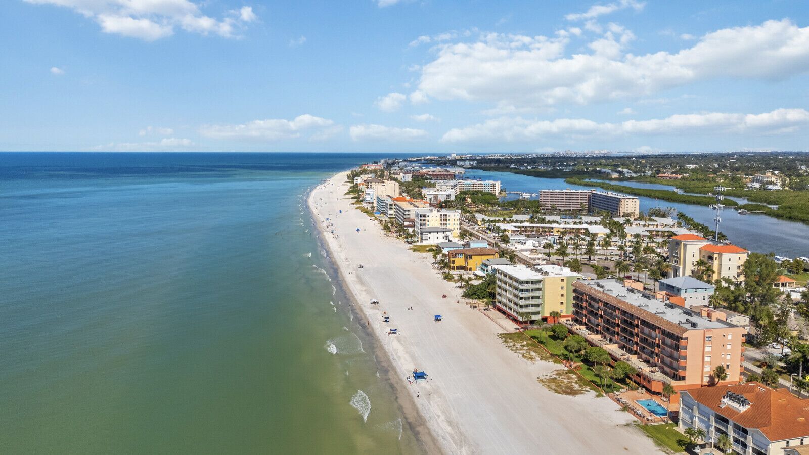 在海灘附近、躺椅、沙灘巾