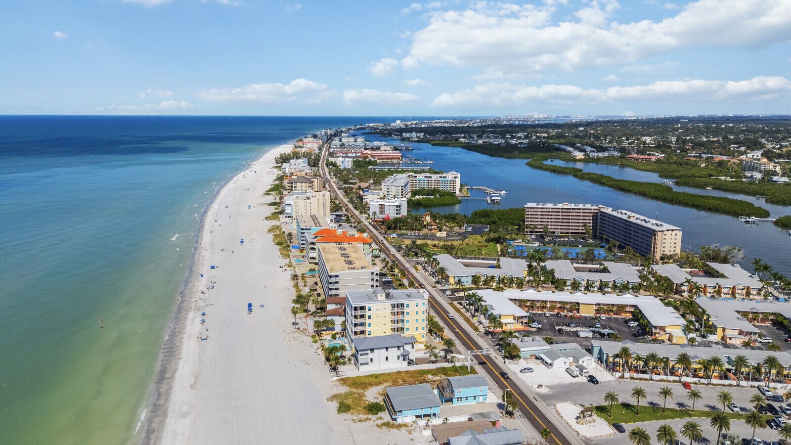 Nær stranden, solsenger og strandhåndklær