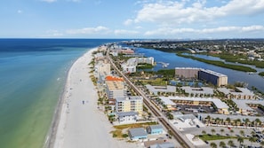 Beach nearby, sun-loungers, beach towels - Spacious 4BR/3BA Townhouse Steps from the Beach (Indian Shores)