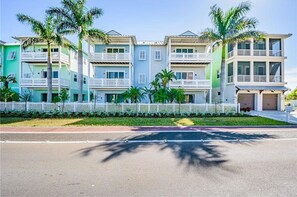 Exterior - Spacious 4BR/3BA Townhouse Steps from the Beach (Indian Shores)