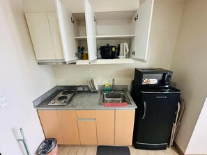 Frigorífico, microondas, placa de cocina y utensilios de cocina