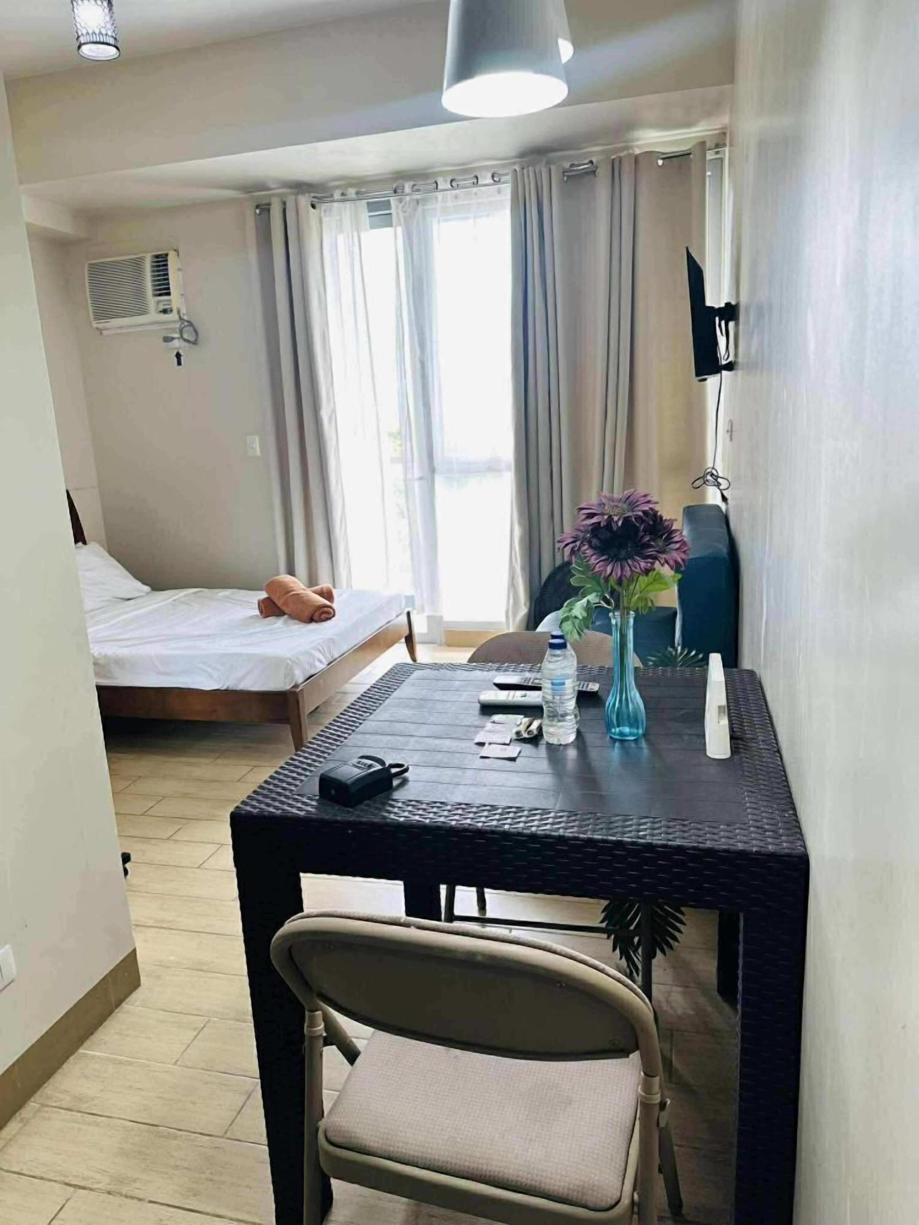 Tabla de planchar con plancha y ropa de cama 