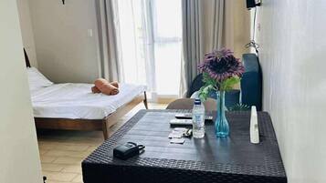 Tabla de planchar con plancha y ropa de cama