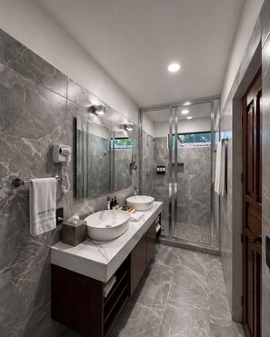 Shower, pengering rambut, sandal, dan handuk