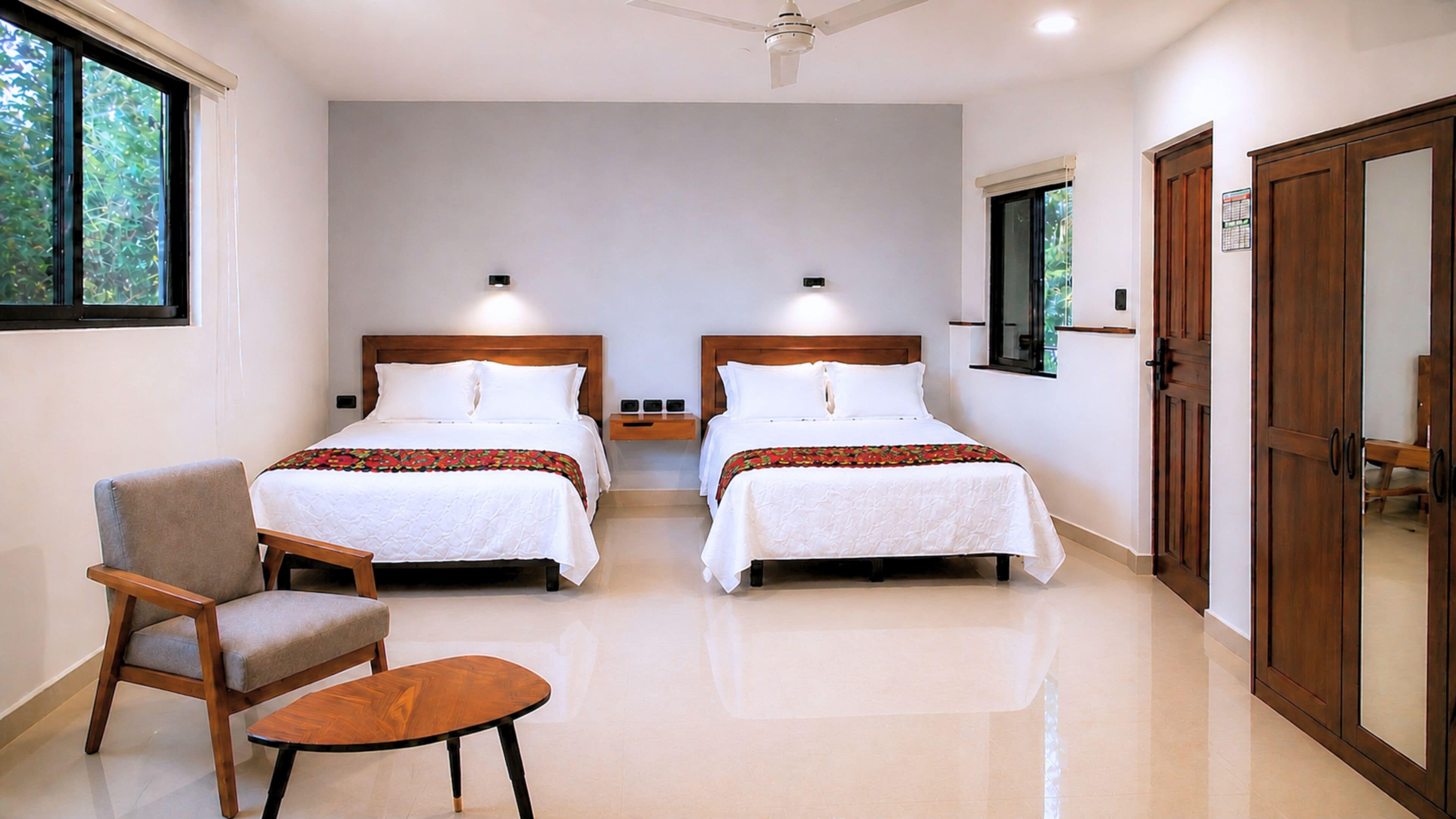 Kamar Double Mewah, 2 Tempat Tidur Queen, lemari es, menara | Meja kerja, ruang kerja ramah laptop, kedap suara, dan Wi-Fi gratis