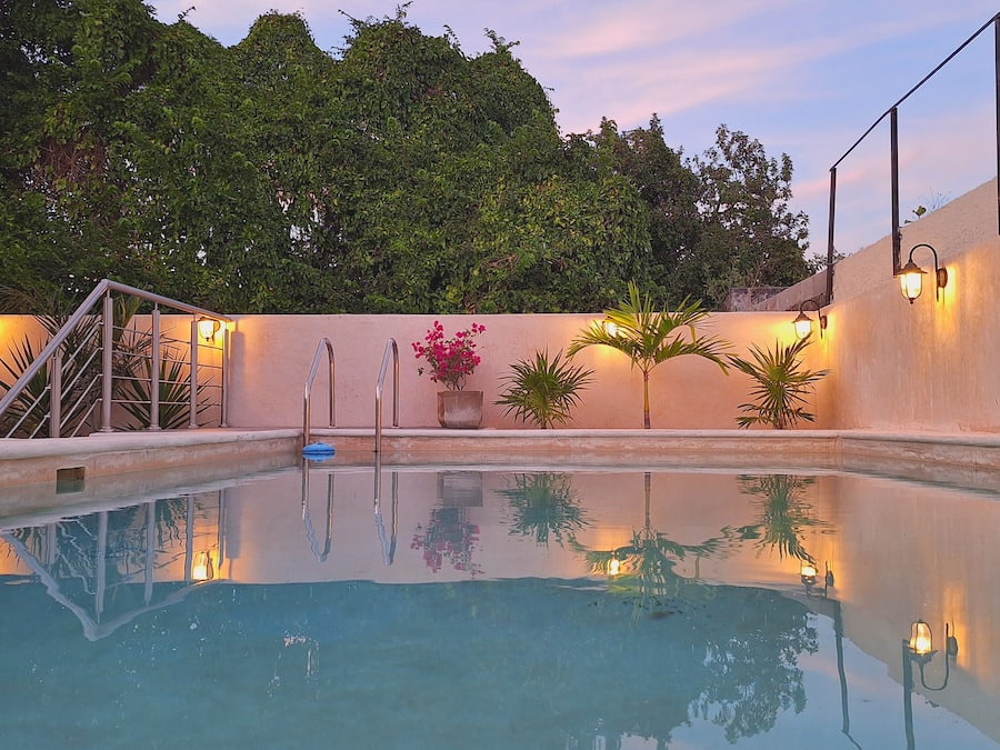 Una piscina al aire libre, sombrillas