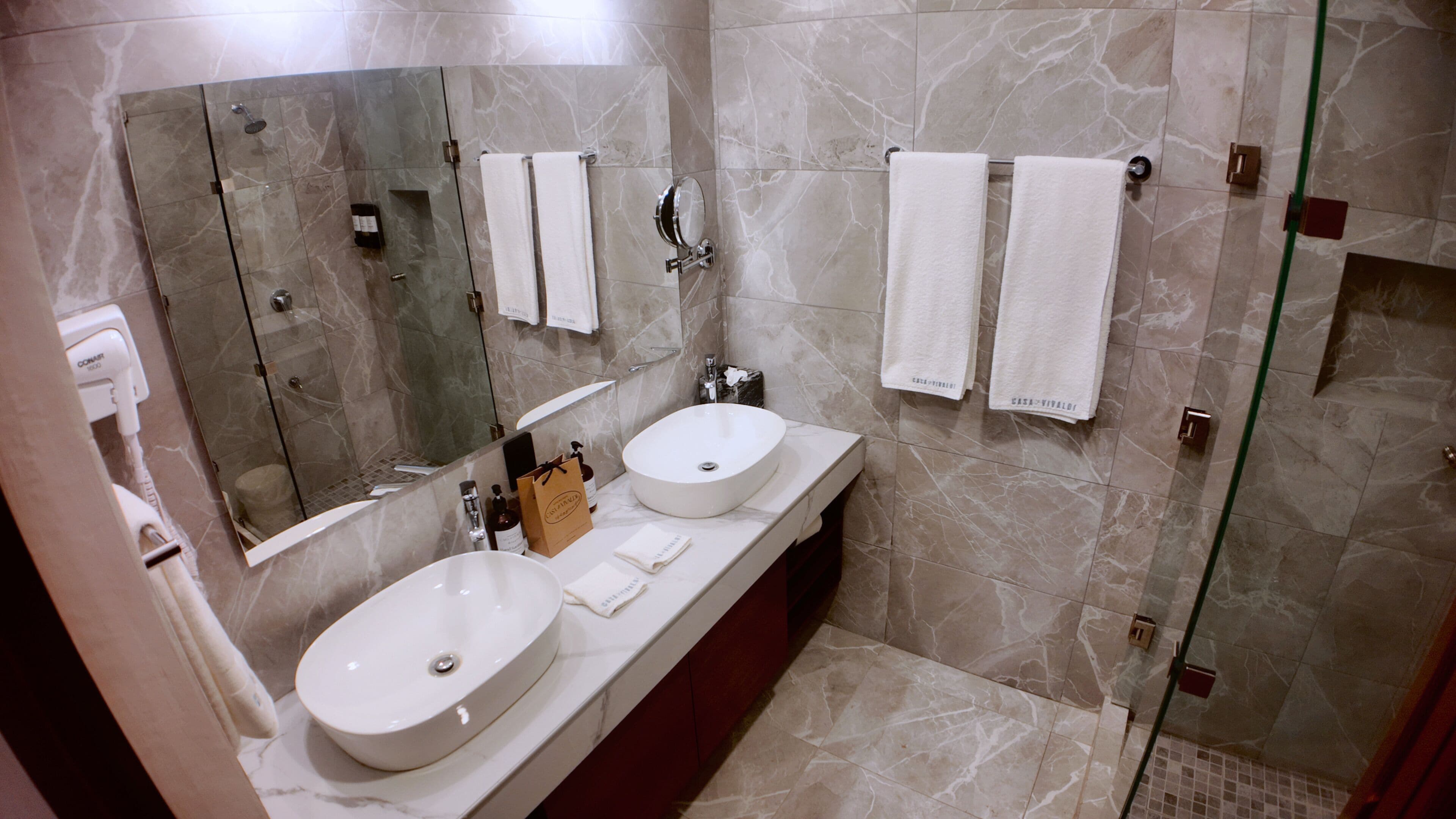 Chambre Double Standard, 1 grand lit | Salle de bain | Douche, sèche-cheveux, chaussons, serviettes fournies
