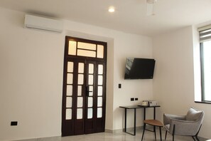 Escritorio, espacio para trabajar con laptop y wifi gratis