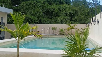 Alberca al aire libre y sombrillas en la alberca