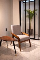 Habitación de lujo, 1 cama de matrimonio, baño privado, planta baja | Escritorio y espacio para trabajar con un portátil