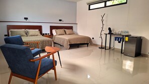 Luxe tweepersoonskamer, 2 queensize bedden, koelkast, in toren | Een bureau, een laptopwerkplek, gratis wifi, beddengoed