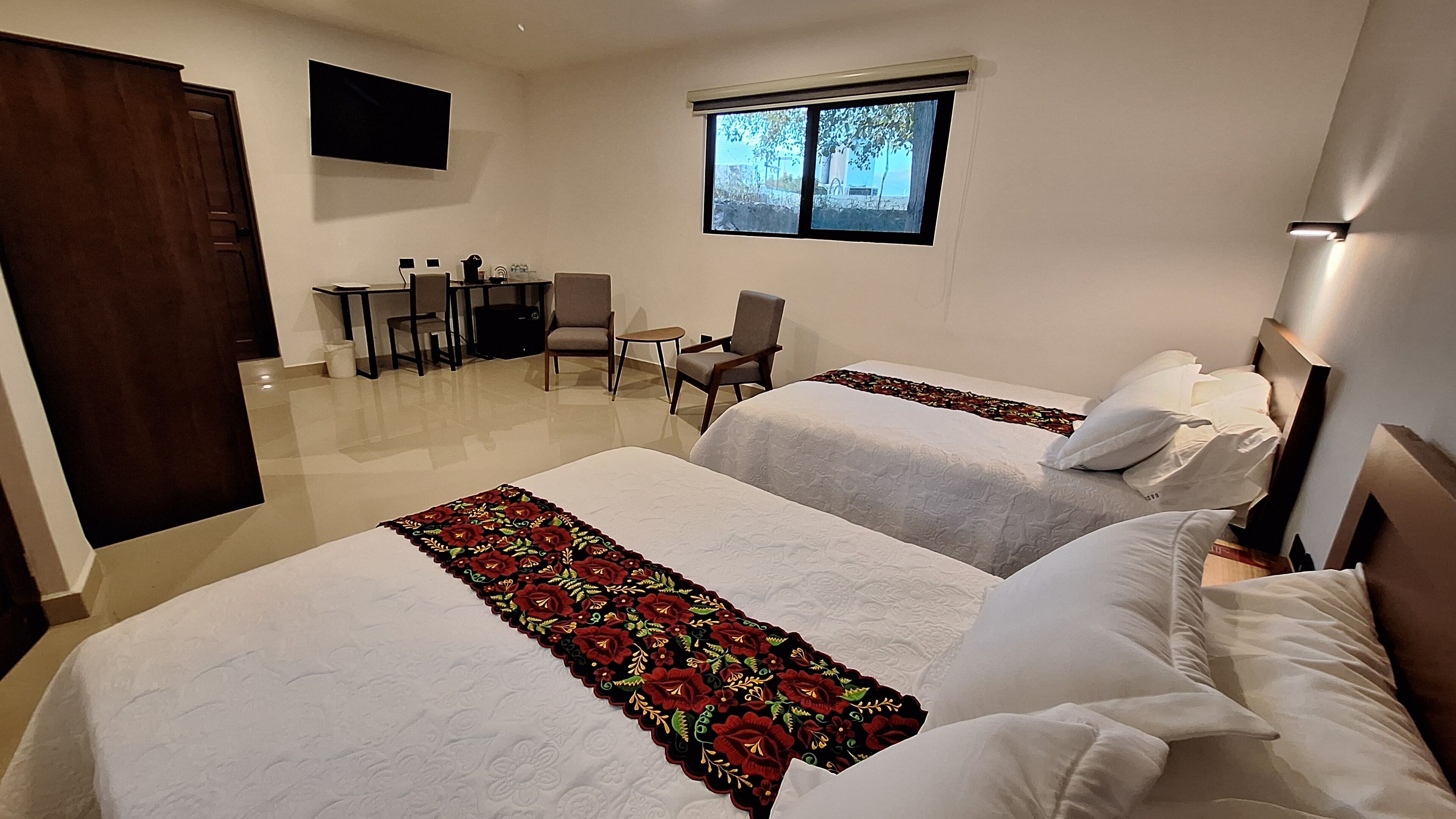 Kahden hengen luksushuone, 2 keskisuurta parisänkyä, jääkaappi, torni | Työpöytä, kannettavalle tietokoneelle sopiva työtila, äänieristys