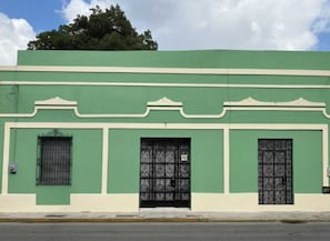 Vista frontal de la propiedad