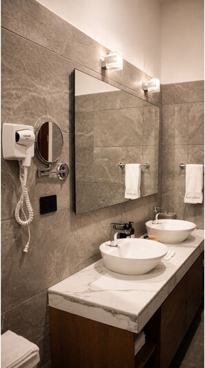 A bathroom with a double sink, a hairdryer, a mirror, and a towel rack. - Hotel Boutique Casa Vivaldi (Mérida)