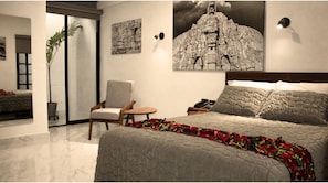 Luxe kamer, 1 queensize bed, privébadkamer, op benedenverdieping | Een bureau, een laptopwerkplek, geluiddichte muren, gratis wifi