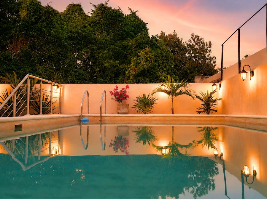 Piscina a l'aire lliure (horari: 07:00-22:00) i para-sols