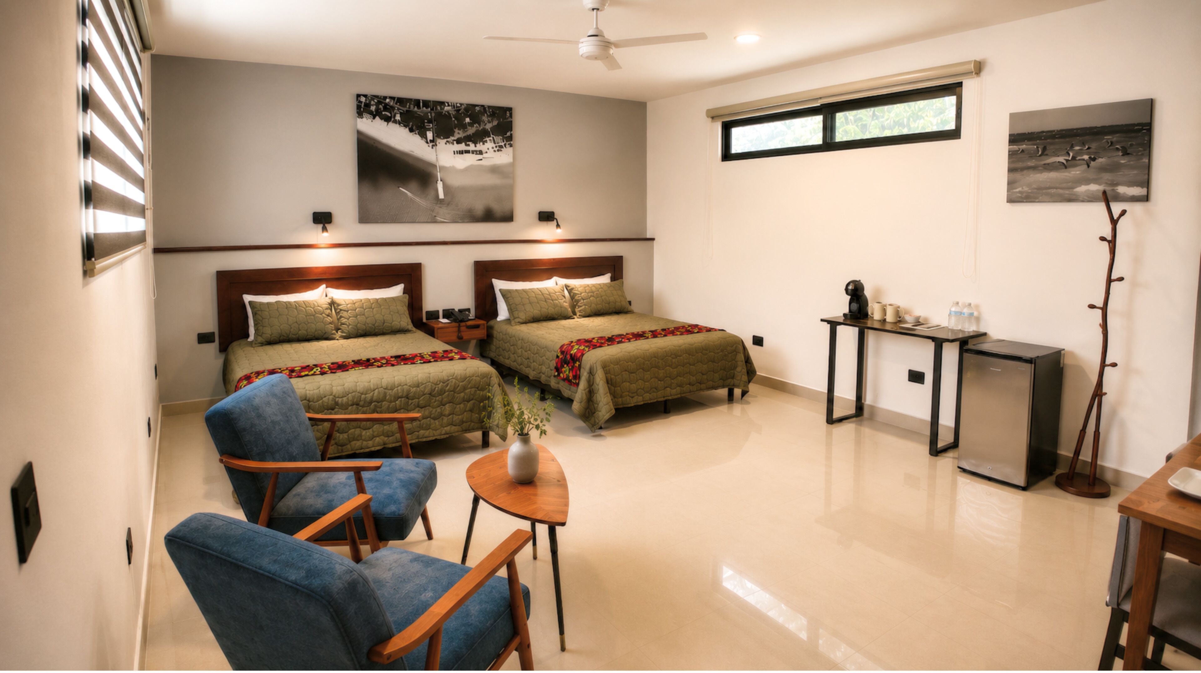 Habitación de lujo doble, 2 camas de matrimonio, frigorífico, en una planta alta | Escritorio y espacio para trabajar con un portátil