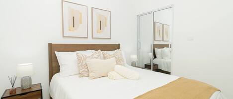 2 slaapkamers, een bureau, een strijkplank/strijkijzer, reisbedje