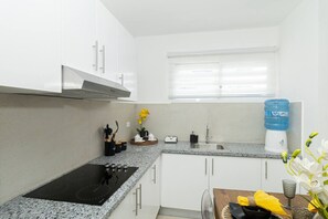 Refrigerador, microondas, horno, placa de cocina