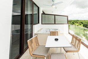 Outdoor dining - Deluxe suite Golf View & Jacuzzi at Cana Rock Star (Punta Cana)