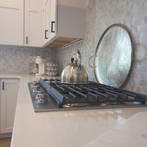 ميكروويف، فرن، موقد طهي مسطح، غسالة أطباق