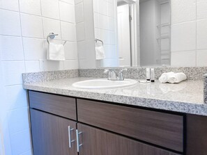 Haartrockner, Handtücher, Seife, Shampoo