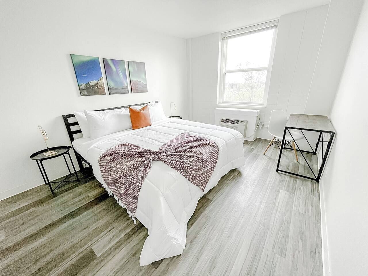 Skrivebord, strykejern/-brett, wi-fi (inkludert) og sengetøy