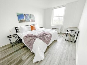 Bureau, fer et planche à repasser, Wi-Fi gratuit, draps fournis