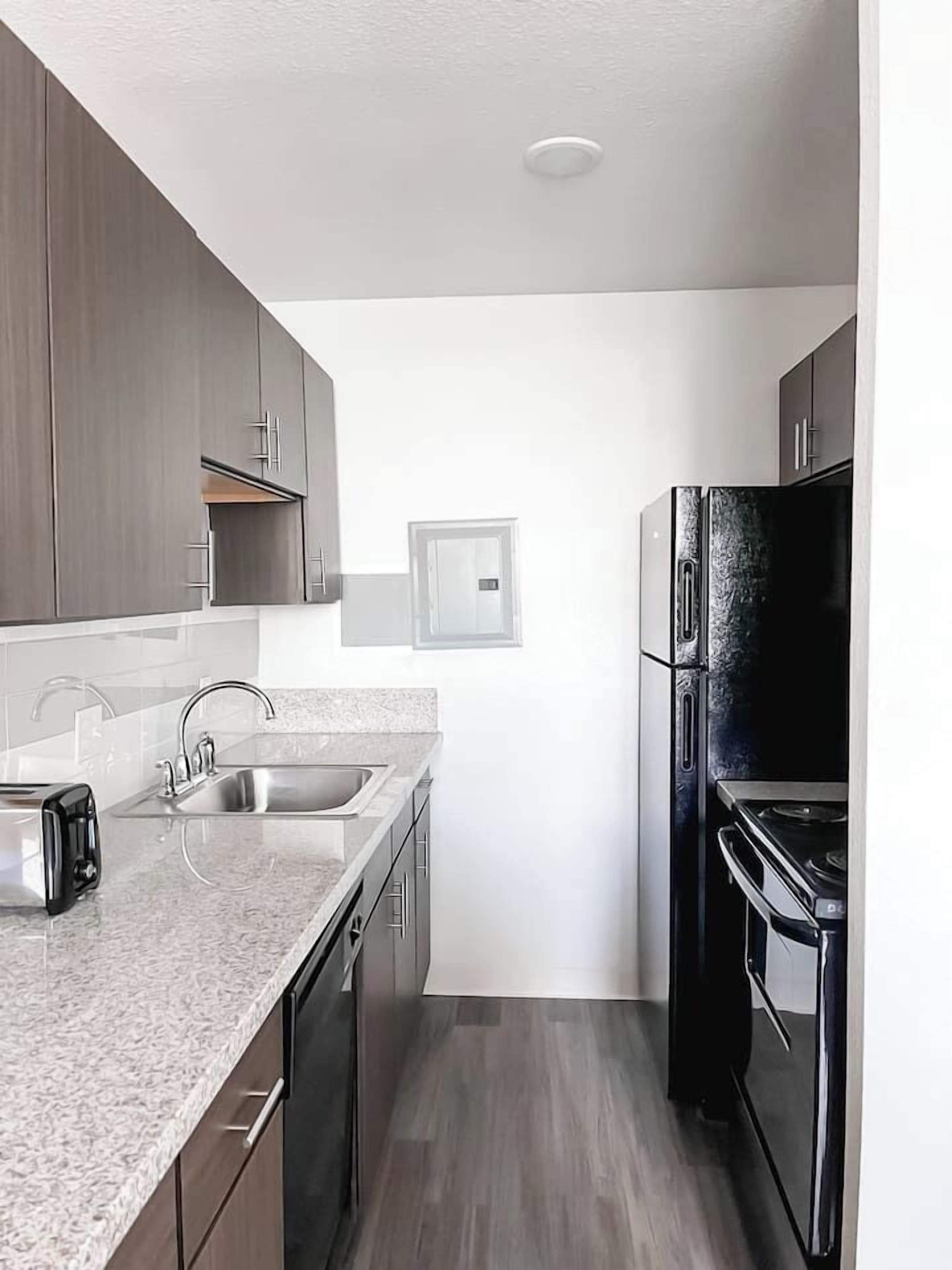 Réfrigérateur, micro-ondes, four, plaque de cuisson