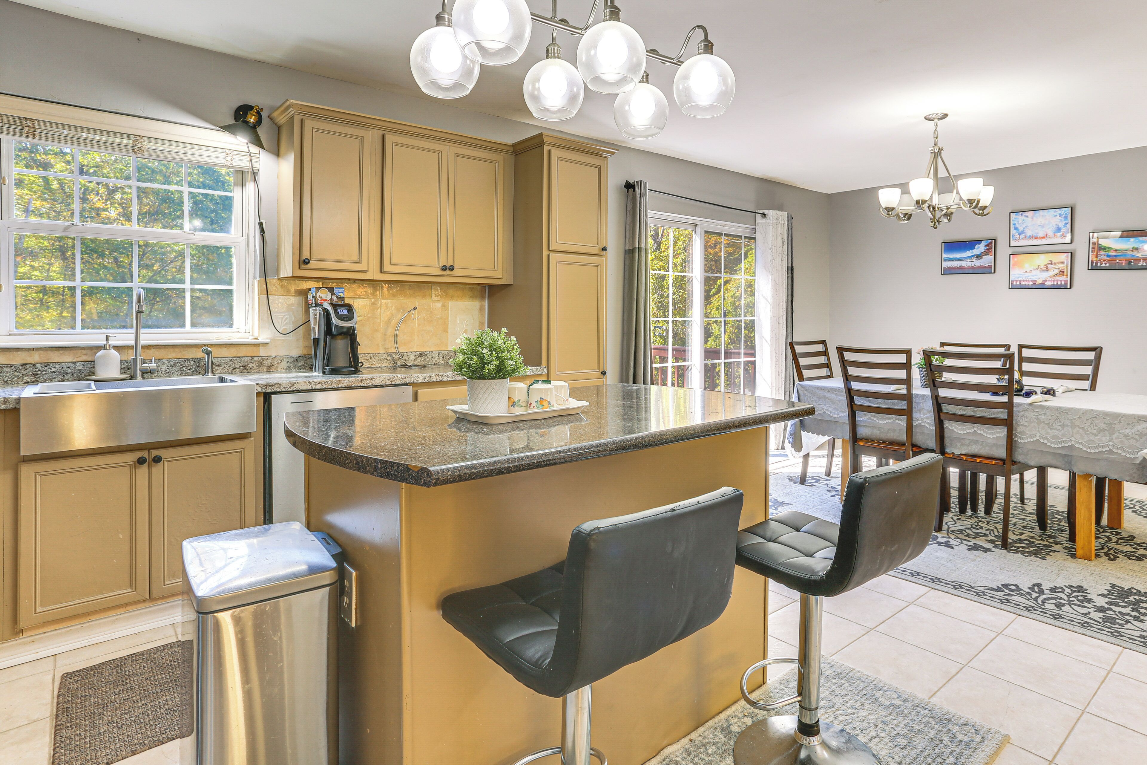 Coffee/tea maker, fridge, microwave, stovetop