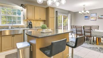 Coffee/tea maker, fridge, microwave, stovetop