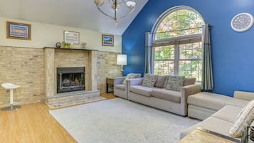 TV, fireplace