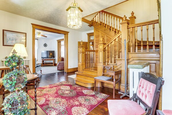 Interior - Groups Welcome! Historic Queen Anne Gem in Garrett (Garrett)