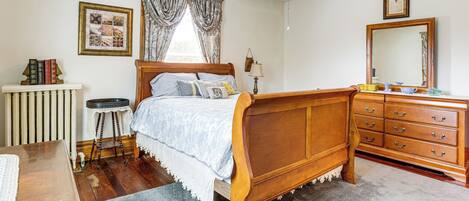 6 makuuhuonetta, työpöytä, silitysrauta/-lauta, internet