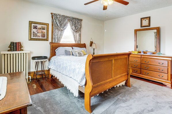 6 عدّة غرف نوم ومكتب ومكواة/لوح كي وخدمة الإنترنت