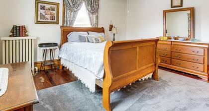 Groups Welcome! Historic Queen Anne Gem in Garrett