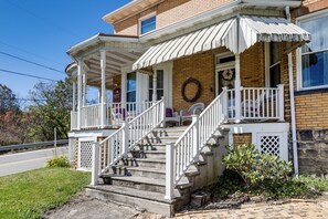 Exterior - Groups Welcome! Historic Queen Anne Gem in Garrett (Garrett)