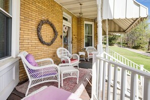 Terrace/patio - Groups Welcome! Historic Queen Anne Gem in Garrett (Garrett)