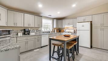 Fridge, microwave, stovetop, dishwasher